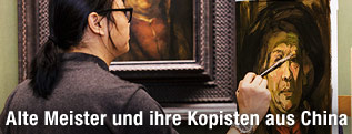 Chinesischer Künstler malt im Kunsthistorischen Museum