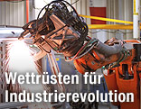 Von einem Roboterarm sprühen Funken