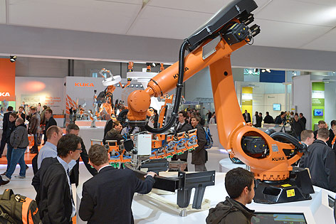 © Deutsche Messe Ausgestellte Produktionsroboter auf der Hannover Messe