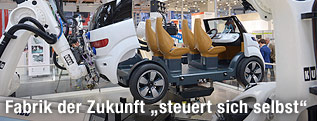 Ein Roboterarm baut ein Auto zusammen