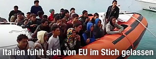 Afrikanische Fl&uuml;chtlinge auf einem  italiensichen Rettungsboot