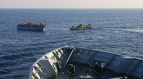 © AP/Italian Navy EIn Boot voll mit Flüchtlingen im Mittelmeer