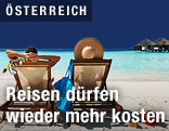 Pärchen in Liegestühlen auf einem Strand