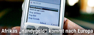 Ein Mann transferiert Geld via M-Pesa