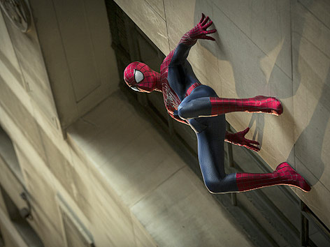 © 2013 Sony Pictures Releasing GmbH Spiderman an einer Hausmauer