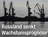 Kräne im Hafen von Ventspils