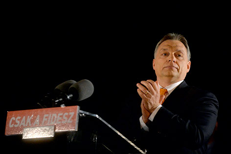 © APA/EPA/Szilard Koszticsak Ungarns Premierminister Viktor Orban applaudiert seinen Unterstützern