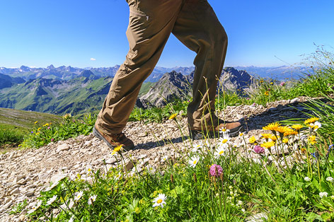 © Fotolia/ARochau Wanderer mit festem Schuhwerk