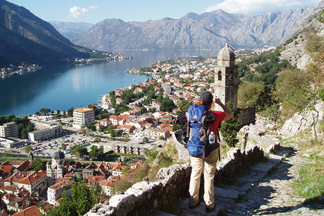 © Verkehrsbüro Group Wanderer fotografiert die Bucht von Kotor (Adria) in Montenegro