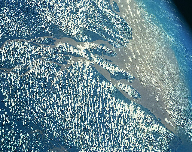 © NASA, Johnson Space Center Aufnahme von Sedimentablagerungen an der Amazonasmündung, Space Shuttle, 1992