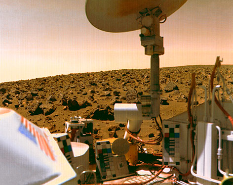 © NASA/JPL-Caltech Foto von Viking 2 Landesonde zeigt Farbkalibrierungsrad und die amerikanische Flagge