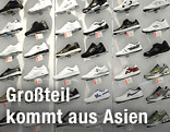 Sneakers in Schuhgeschäft