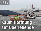 Umgekippte Fähre und Rettungsmannschaften