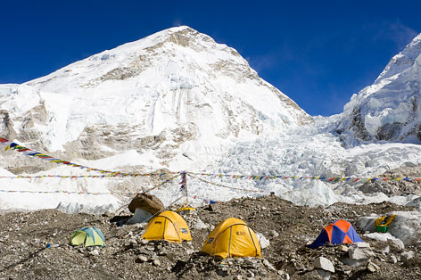 © Corbis/Hemis/Franck Guiziou Ein Basislager auf rund 5.000 Meter Höhe vor dem Mount Everest