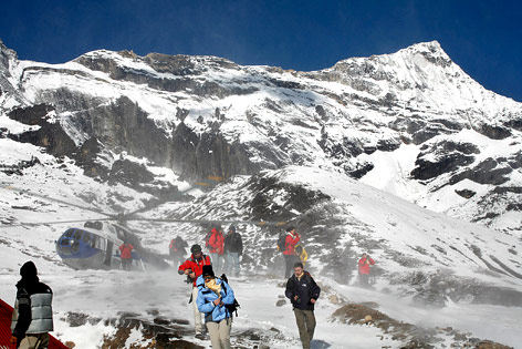 © AP/Gopal Chitrakar Touristen werden von einem Hubschrauber vor dem Mount Everest abgesetzt