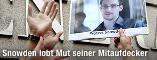 Transparent zeigt Bild von Edward Snowden