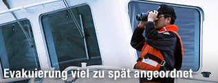 Rettungskraft mit Fernrohr