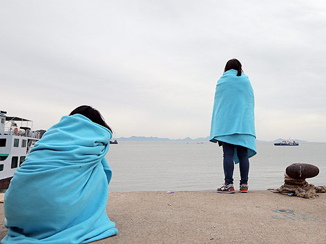 © APA/EPA/YONHAP Angehörige blicken aufs Meer