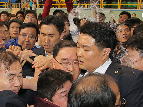 © APA/EPA/YONHAP Südkoreas Premier Chung Hong-won wird mit einer Wasserflasche attackiert