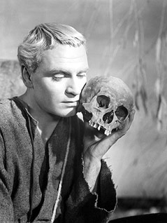© Picturedesk.com/Everett Collection Laurence Olivier als Hamlet mit Totenkopf
