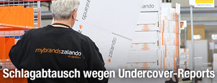Zalandomitarbeiter beim Einscannen von Versandkartons