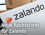 Ein Paket des Modehändlers Zalando