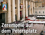 Blick auf die Zeremonie auf dem Petersplatz