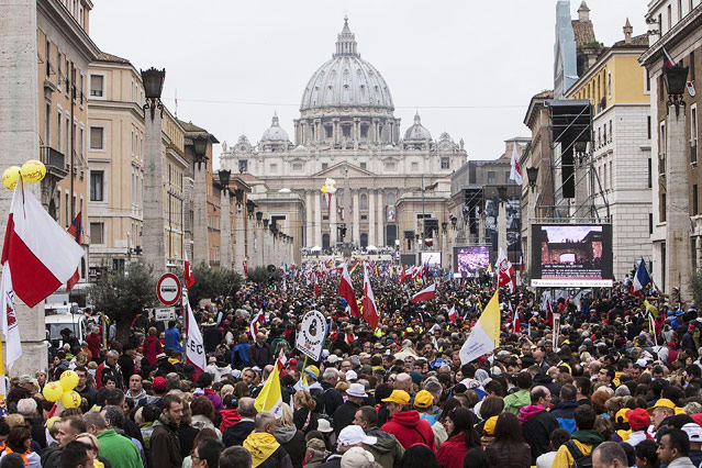 © APA/EPA/Massimo Percossi Menschenmenge vor dem Petersplatz in Rom