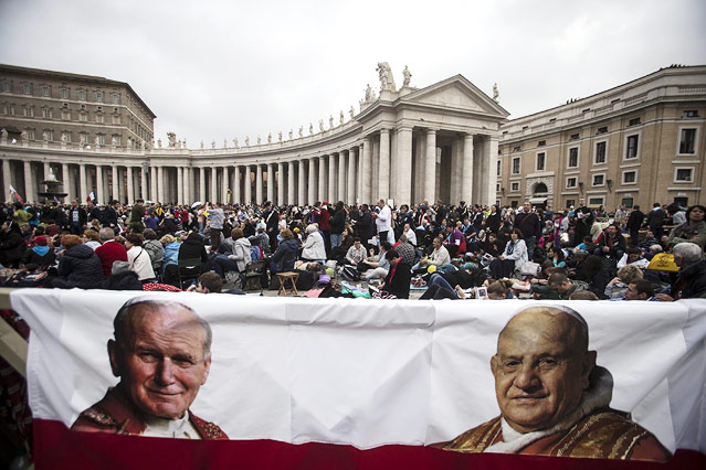 © APA/EPA/Angelo Carconi Porträts der ehemaligen katholischen Kirchenoberhäupter Johannes XXIII. und Johannes Paul II. auf dem Petersplatz in Rom