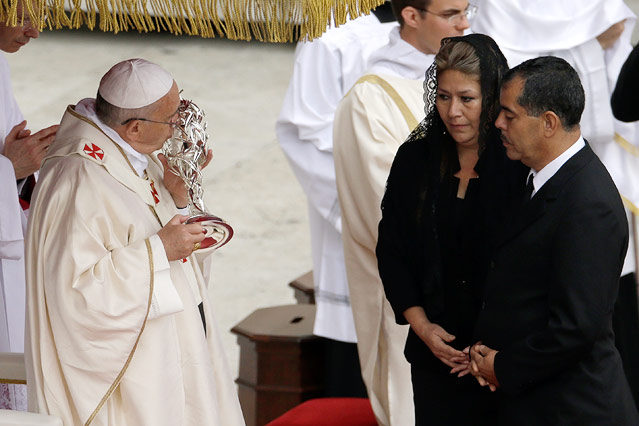 © APA/AP/Gregorio Borgia Papst Franziskus küsst die Reliquie von Johannes Paul II.