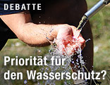Mann w&auml;scht sich die H&auml;nde