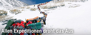Lange Schlange von Bergsteigern am Mount Everest