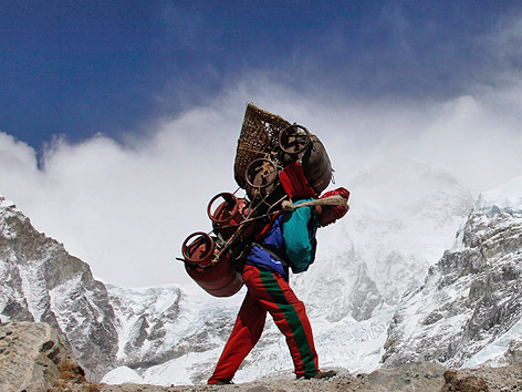 © Reuters/Laurence Tan Träger mit schwerer Last am Mount Everest