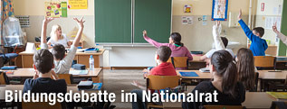 Sch&uuml;ler in einem Klassenzimmer