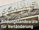Eingang eines Schulgebäudes