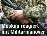 Ein bewaffneter prorussischer Soldat