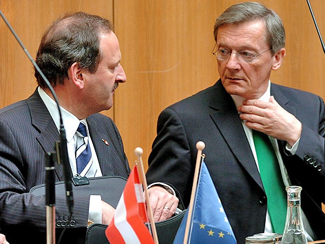 © APA/Robert Jäger Der ehemalige Vizekanzler Hubert Gorbach und der ehemalige Kanzler Wolfgang Schüssel