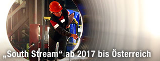 Arbeiterin inspiziert ein South-Stream-Rohr