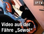 Studenten mit Schwimmwesten in einer Kabine