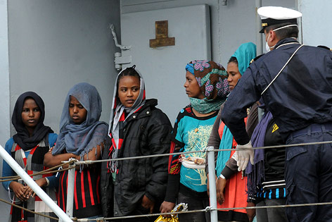 © APA/AP/Alessandro Fucarini Flüchtlinge werden von der Polizei bewacht