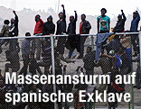 Flüchtlinge klettern Zaun hoch