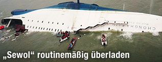 Gekenterte F&auml;hre "Sewol" und Rettungsboote