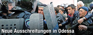 Auseinandersetzung zwischen Sicherheitskräften und Demonstranten in Odessa