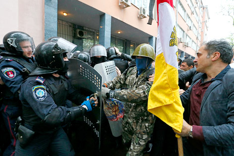 © Reuters//Gleb Garanich Auseinandersetzung zwischen Sicherheitskräften und Demonstranten in Odessa