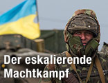 Soldat mit ukrainischer Flagge im Hintergrund