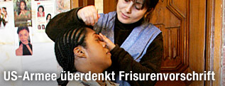 Eine amerikanische Soldatin beim Friseur