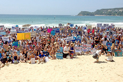 © APA/EPA/Ava Benny-Morrison Menschen protestieren am Strand gegen Haitötungspolitik Australiens