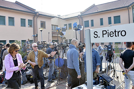 © APA/EPA/Daniel Dal Zennaro Journalisten vor dem Seniorenheim