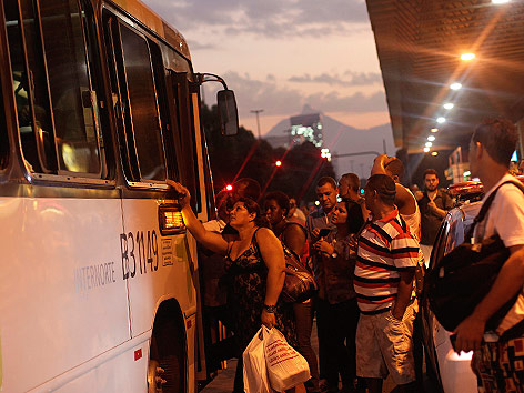 © Reuters/Ricardo Moraes Passagiere vor einem Bus