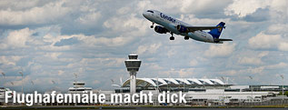 Startende Maschine bei einem Flughafen